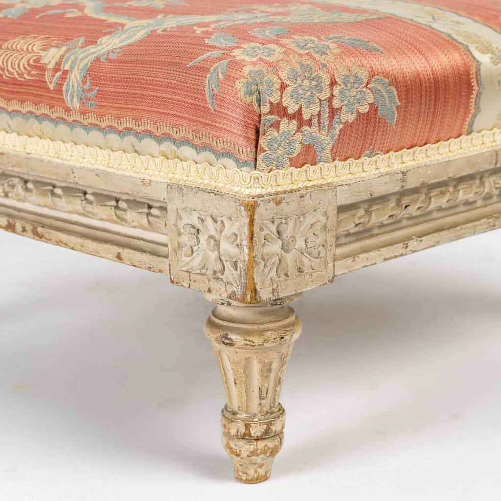 Tabouret repose-pieds carré en bois laqué de style Louis XVI vers 1880 Tabouret repose-pieds carré en bois laqué de style Louis XVI vers 1880