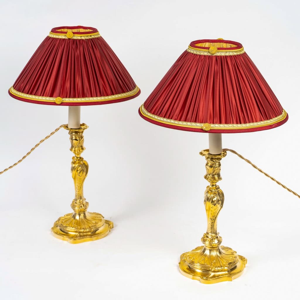 Paire de flambeaux Rocaille montée en lampes en bronze ciselé et doré dans le style Louis XV vers 1850 Paire de flambeaux Rocaille montée en lampes en bronze ciselé et doré dans le style Louis XV vers 1850