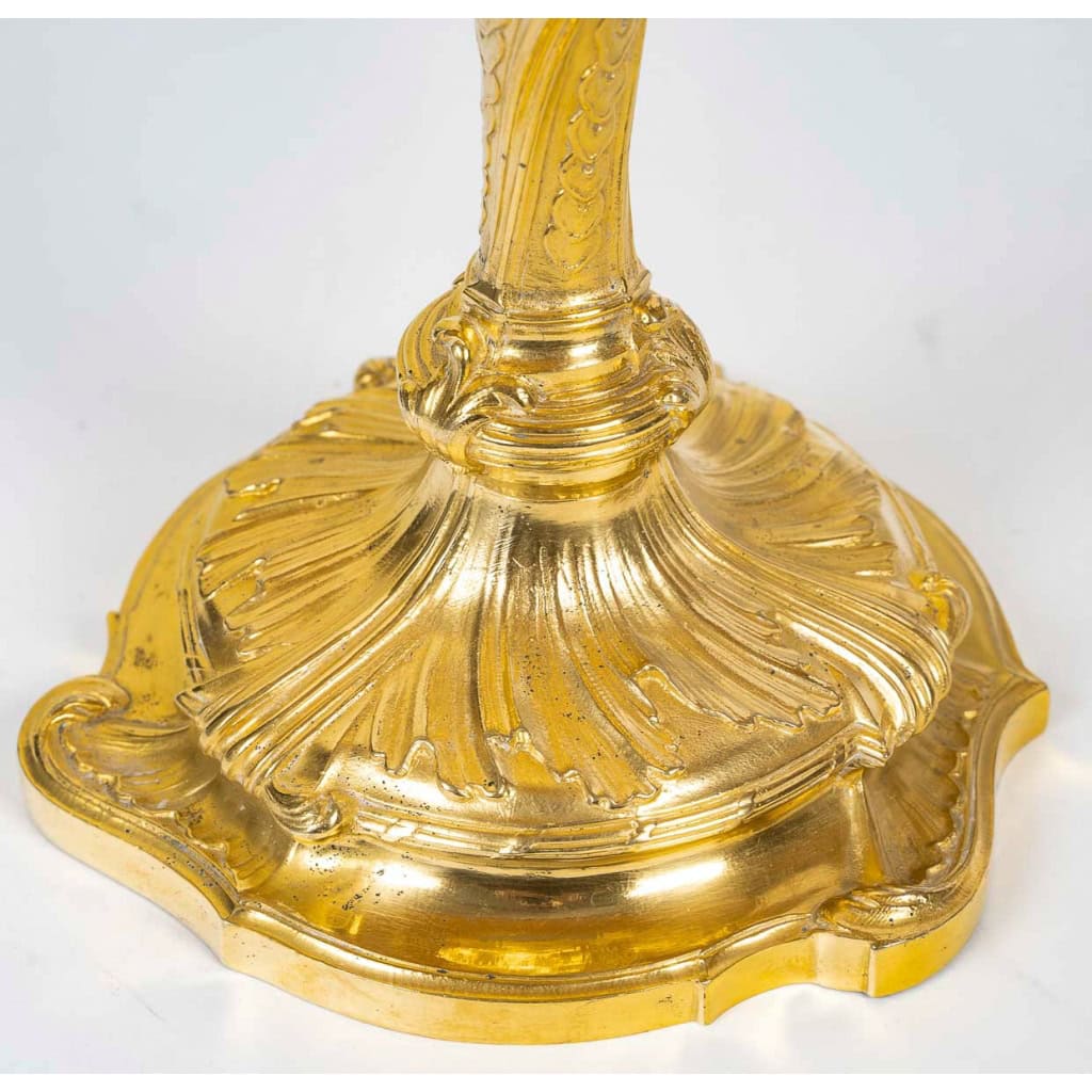 Paire de flambeaux Rocaille montée en lampes en bronze ciselé et doré dans le style Louis XV vers 1850 Paire de flambeaux Rocaille montée en lampes en bronze ciselé et doré dans le style Louis XV vers 1850