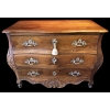 Commode XVIIIè siècle du Quercy d’époque Louis XV en noyer ouvrant par 3 tiroirs Commode XVIIIè siècle du Quercy d’époque Louis XV en noyer ouvrant par 3 tiroirs