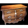 Commode XVIIIè siècle du Quercy d’époque Louis XV en noyer ouvrant par 3 tiroirs Commode XVIIIè siècle du Quercy d’époque Louis XV en noyer ouvrant par 3 tiroirs