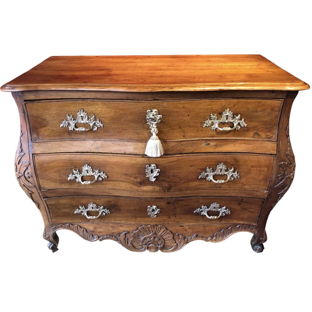 Commode XVIIIè siècle du Quercy d’époque Louis XV en noyer ouvrant par 3 tiroirs Commode XVIIIè siècle du Quercy d’époque Louis XV en noyer ouvrant par 3 tiroirs