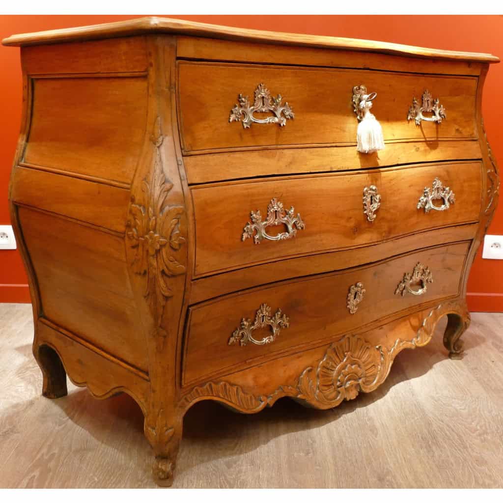 Commode XVIIIè siècle du Quercy d’époque Louis XV en noyer ouvrant par 3 tiroirs Commode XVIIIè siècle du Quercy d’époque Louis XV en noyer ouvrant par 3 tiroirs