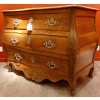 Commode XVIIIè siècle du Quercy d’époque Louis XV en noyer ouvrant par 3 tiroirs Commode XVIIIè siècle du Quercy d’époque Louis XV en noyer ouvrant par 3 tiroirs