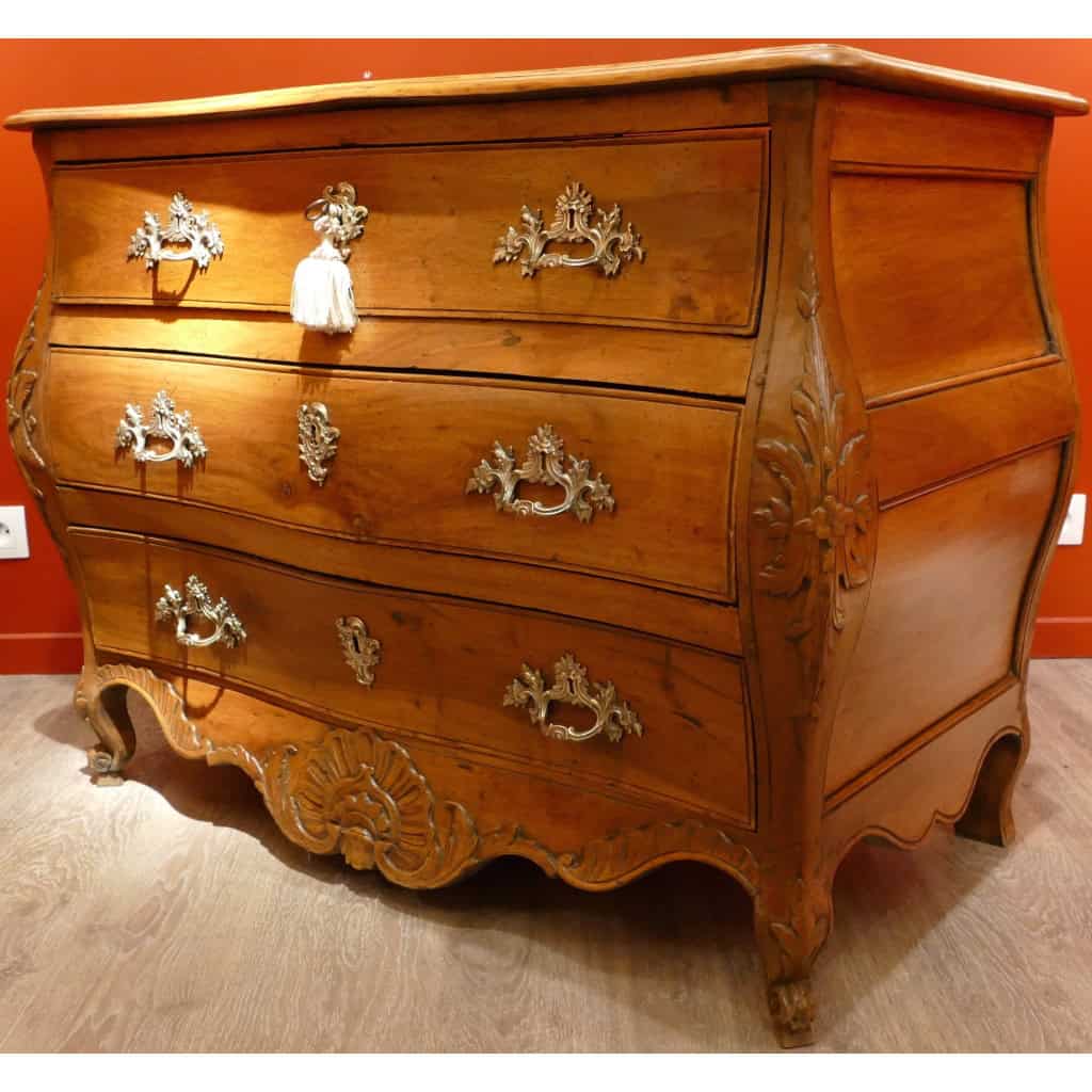 Commode XVIIIè siècle du Quercy d’époque Louis XV en noyer ouvrant par 3 tiroirs Commode XVIIIè siècle du Quercy d’époque Louis XV en noyer ouvrant par 3 tiroirs