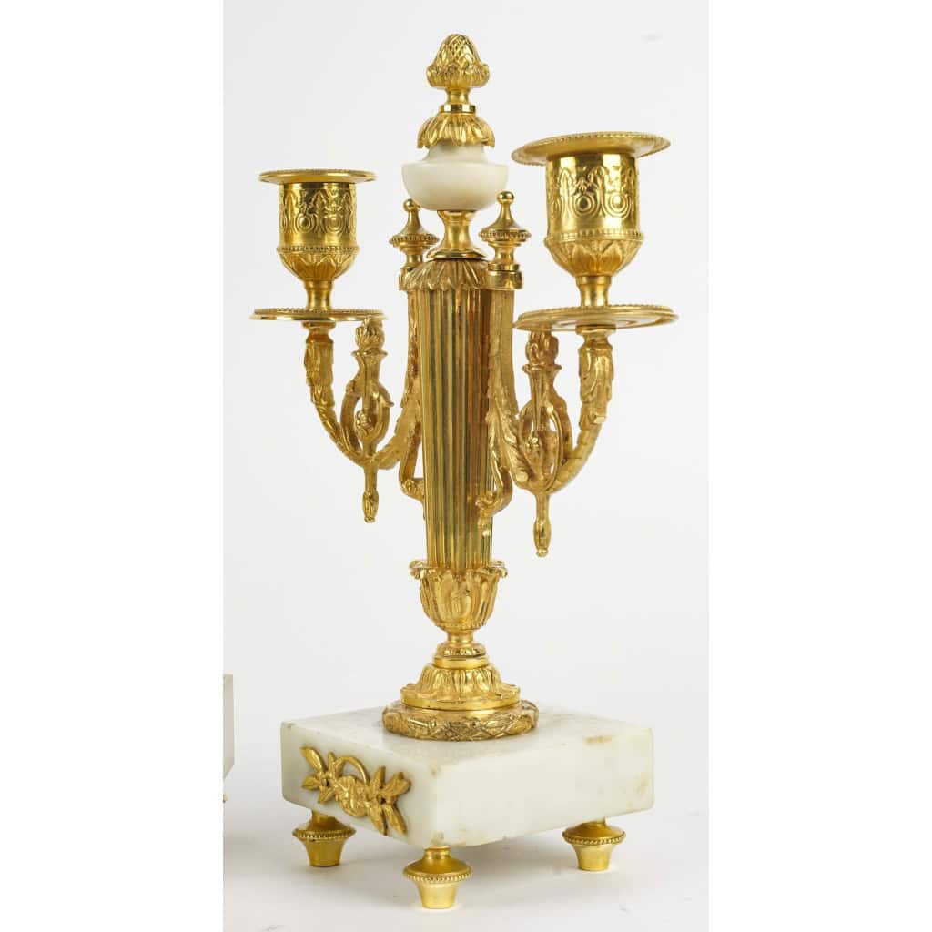 L'Amour poète- Garniture de Cheminée ou de Bureau d'atours Louis XVI. Circa 1880. L'Amour poète- Garniture de Cheminée ou de Bureau d'atours Louis XVI. Circa 1880.