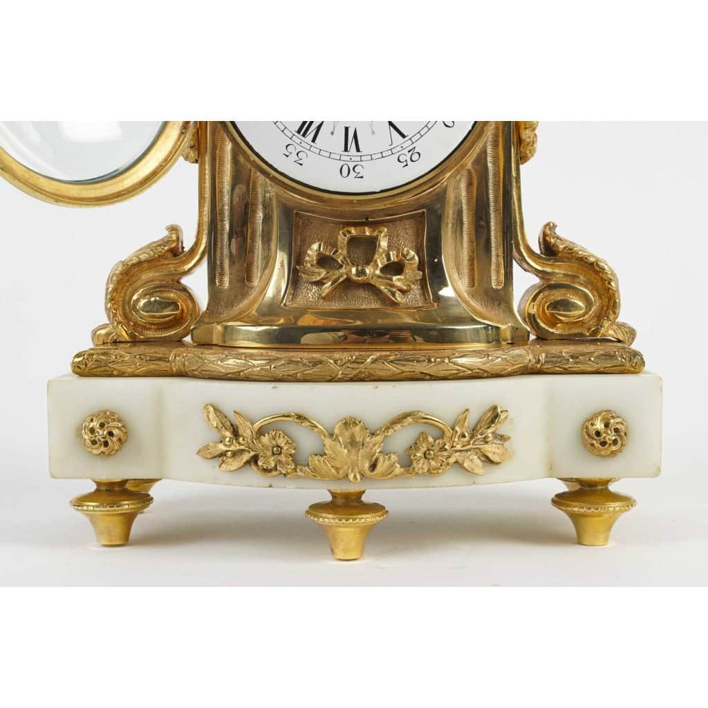 L'Amour poète- Garniture de Cheminée ou de Bureau d'atours Louis XVI. Circa 1880. L'Amour poète- Garniture de Cheminée ou de Bureau d'atours Louis XVI. Circa 1880.