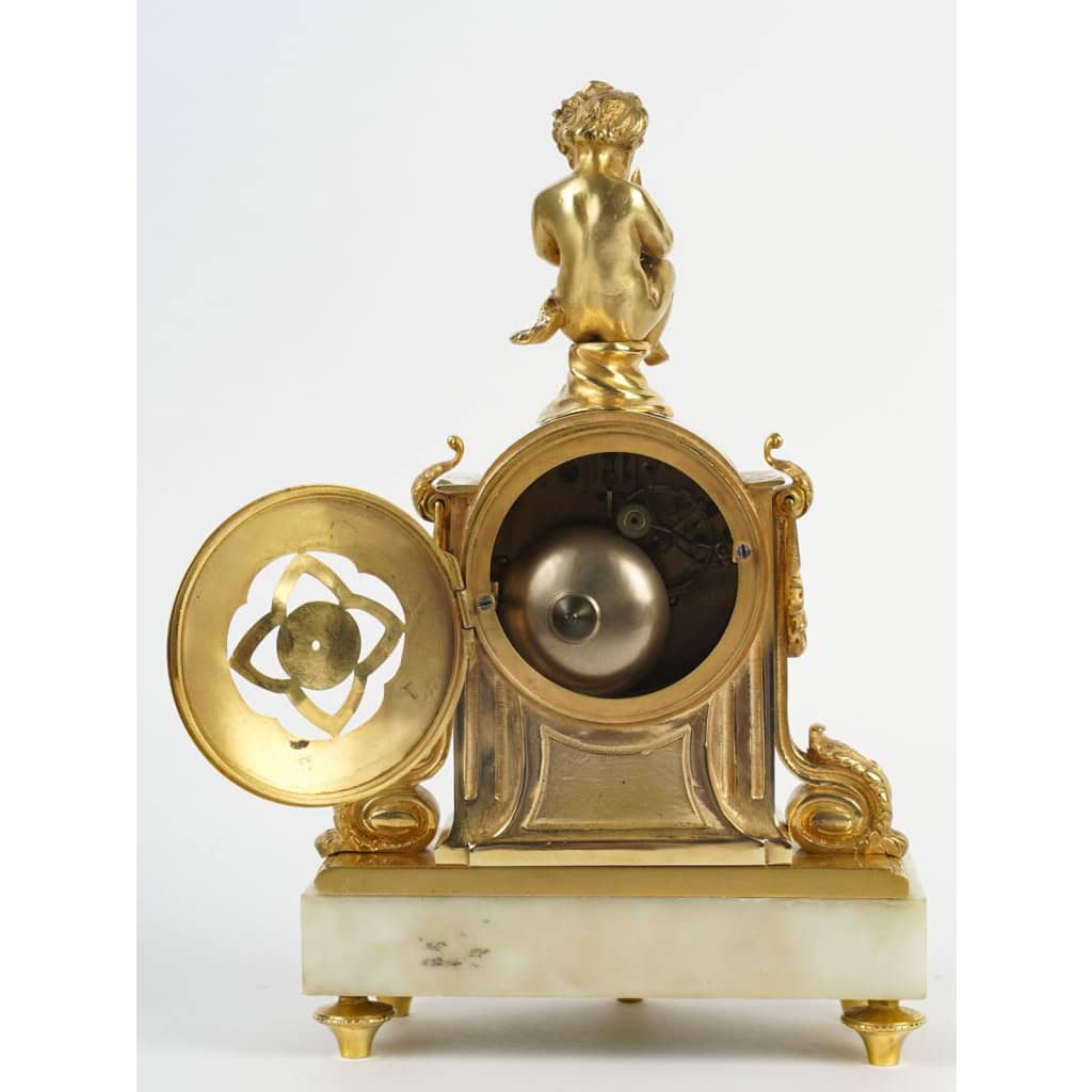 L'Amour poète- Garniture de Cheminée ou de Bureau d'atours Louis XVI. Circa 1880. L'Amour poète- Garniture de Cheminée ou de Bureau d'atours Louis XVI. Circa 1880.