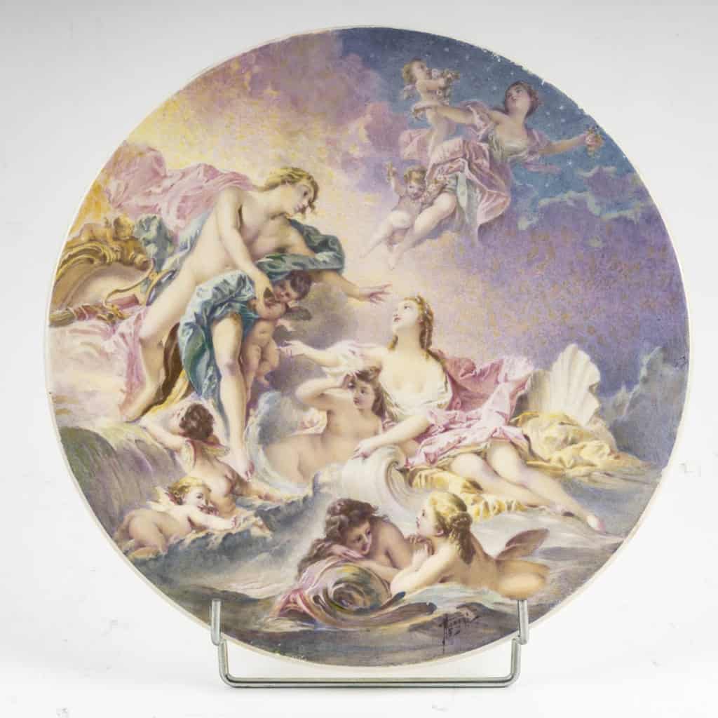 Important plat en porcelaine à décor mythologique, travail français de la seconde moitié du XIXe siècle. |||||||||