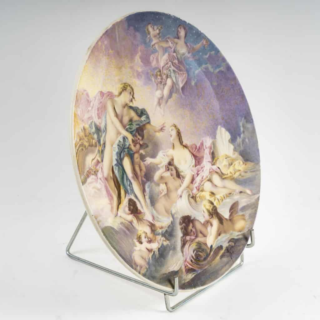 Important plat en porcelaine à décor mythologique, travail français de la seconde moitié du XIXe siècle. Important plat en porcelaine à décor mythologique, travail français de la seconde moitié du XIXe siècle.