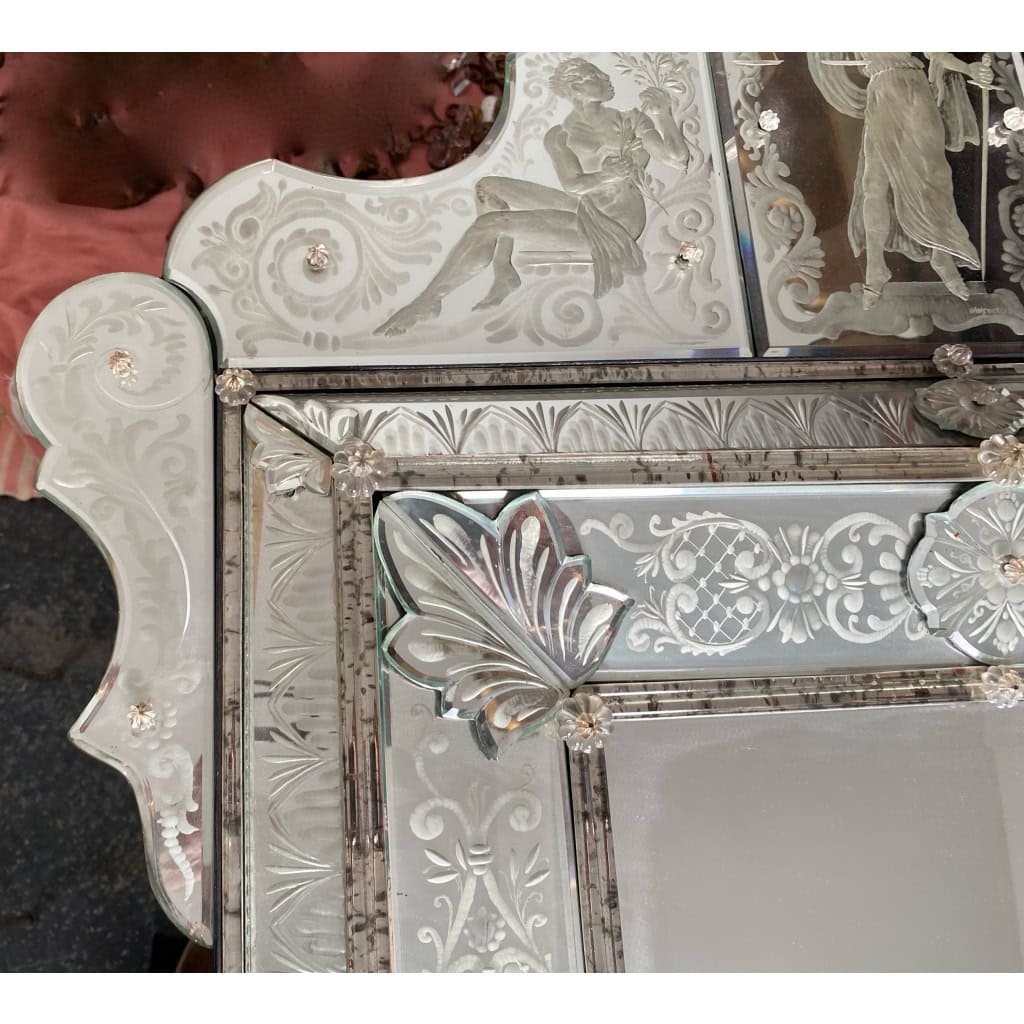 1970′ Miroir Venise A l’Antique A Décor de Personnages Symbolisant La Justice Signé: HIMBERGER 1974 1970′ Miroir Venise A l’Antique A Décor de Personnages Symbolisant La Justice Signé: HIMBERGER 1974