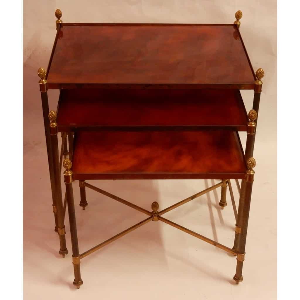 1970′ Série De 3 Tables Gigognes Maison Baguès En Bronze Doré, 3 Plateaux Bakélite Façon Ambré |||||||