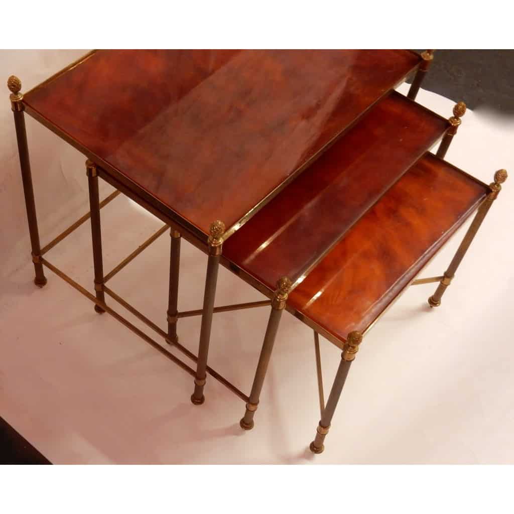 1970′ Série De 3 Tables Gigognes Maison Baguès En Bronze Doré, 3 Plateaux Bakélite Façon Ambré 1970′ Série De 3 Tables Gigognes Maison Baguès En Bronze Doré, 3 Plateaux Bakélite Façon Ambré