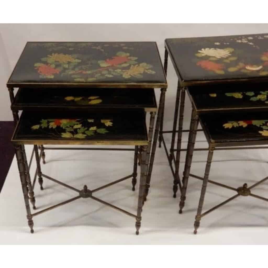 1970' Paire de Séries de 3 Tables Gigognes Style Maison Baguès Décor Bambou en Bronze Doré Plateaux Laque de Chine Noire Décor de Fleurs Avec Oiseaux 1970' Paire de Séries de 3 Tables Gigognes Style Maison Baguès Décor Bambou en Bronze Doré Plateaux Laque de Chine Noire Décor de Fleurs Avec Oiseaux