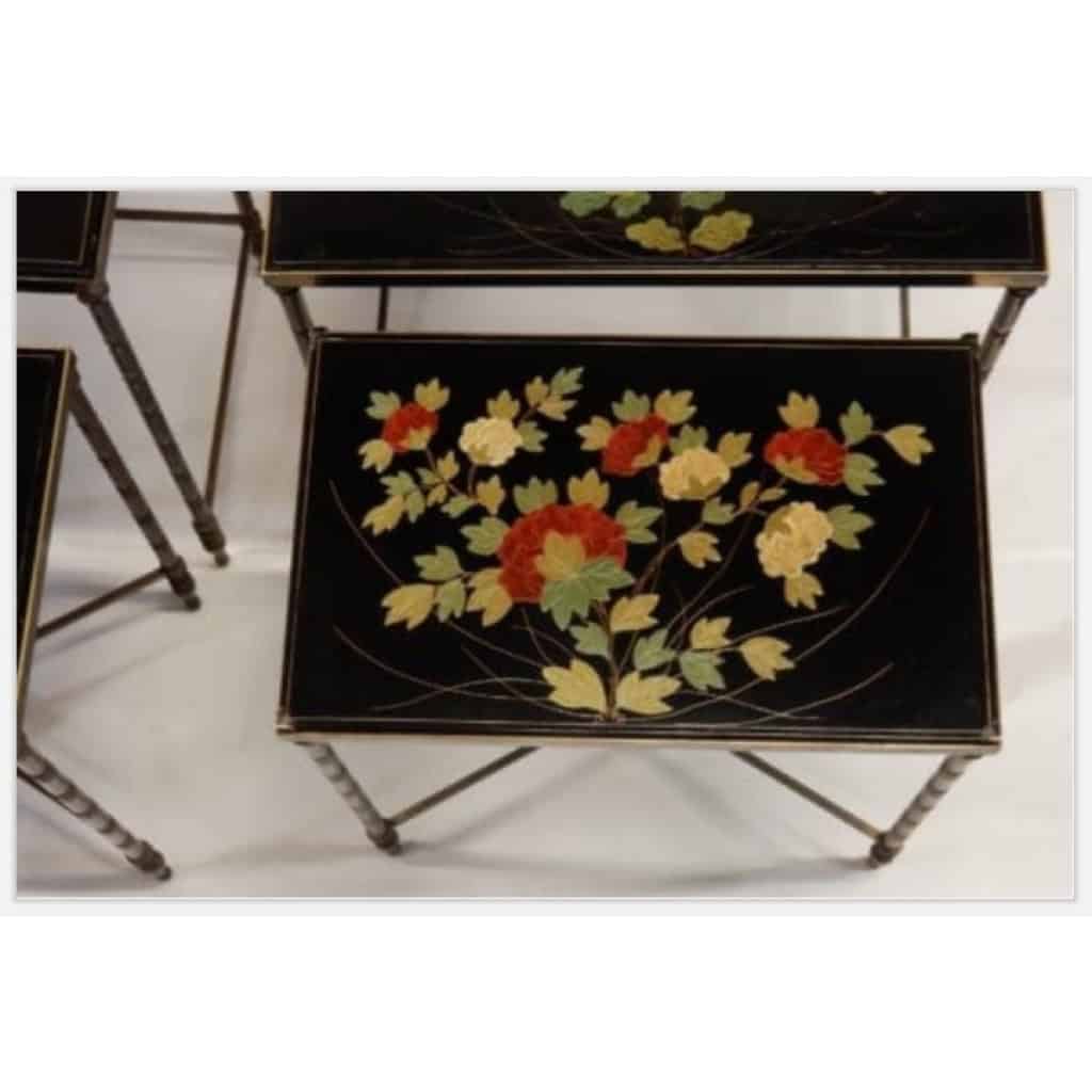 1970' Paire de Séries de 3 Tables Gigognes Style Maison Baguès Décor Bambou en Bronze Doré Plateaux Laque de Chine Noire Décor de Fleurs Avec Oiseaux 1970' Paire de Séries de 3 Tables Gigognes Style Maison Baguès Décor Bambou en Bronze Doré Plateaux Laque de Chine Noire Décor de Fleurs Avec Oiseaux