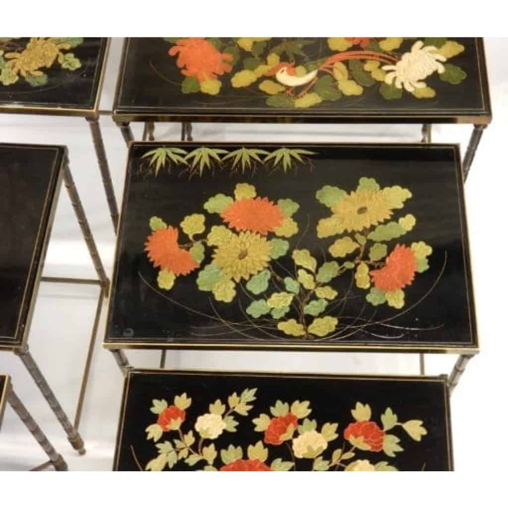 1970' Paire de Séries de 3 Tables Gigognes Style Maison Baguès Décor Bambou en Bronze Doré Plateaux Laque de Chine Noire Décor de Fleurs Avec Oiseaux 1970' Paire de Séries de 3 Tables Gigognes Style Maison Baguès Décor Bambou en Bronze Doré Plateaux Laque de Chine Noire Décor de Fleurs Avec Oiseaux