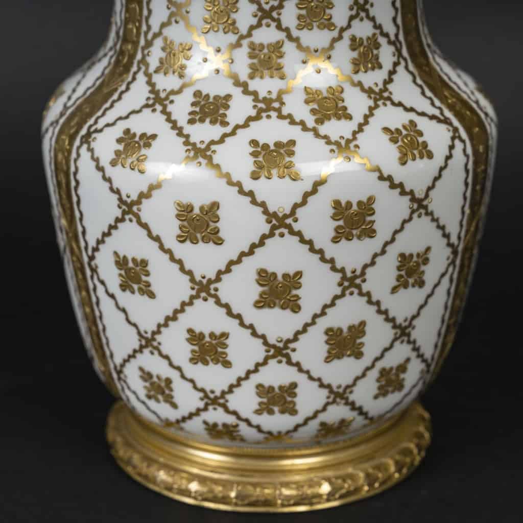 Vase blanc et or, XIXème siècle Vase blanc et or, XIXème siècle