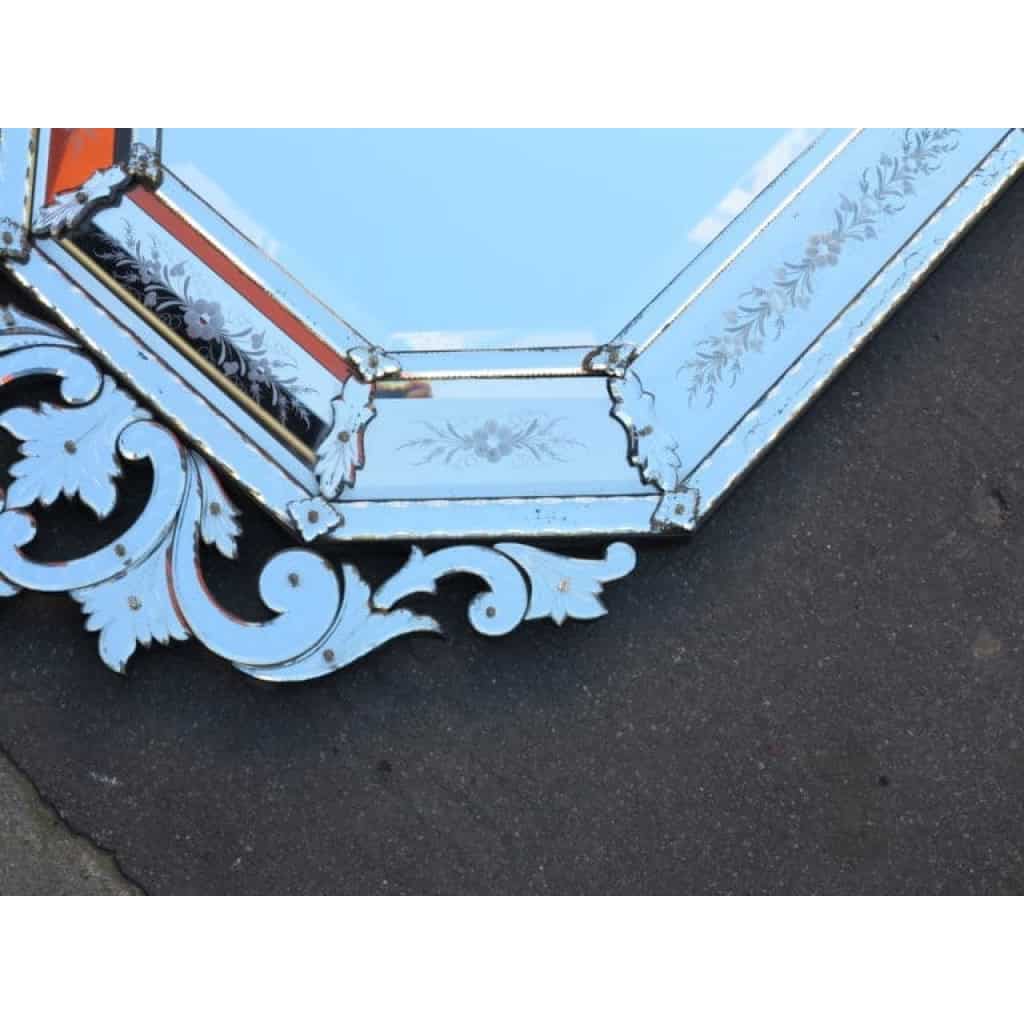 Miroir Venise Octogonal à Fronton avec Fleurs Gravées Miroir Venise Octogonal à Fronton avec Fleurs Gravées