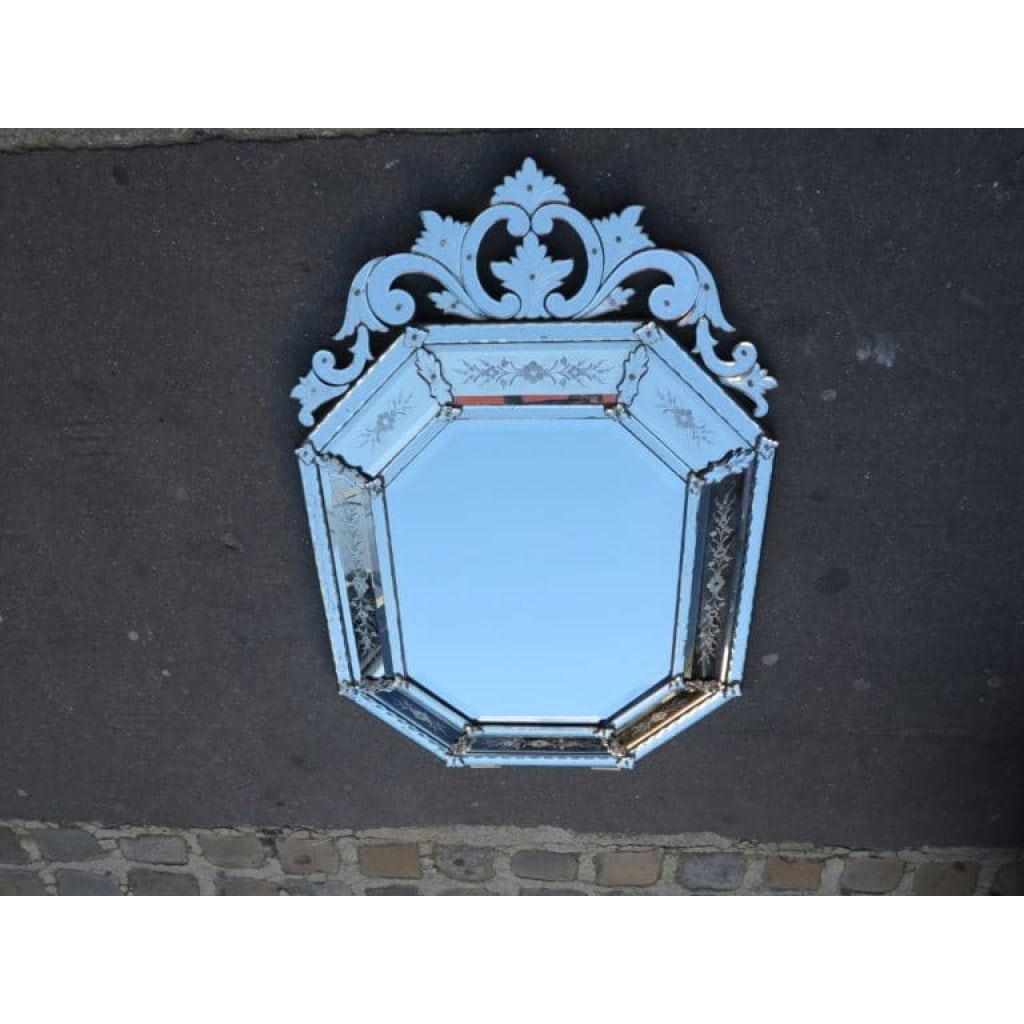 Miroir Venise Octogonal à Fronton avec Fleurs Gravées Miroir Venise Octogonal à Fronton avec Fleurs Gravées