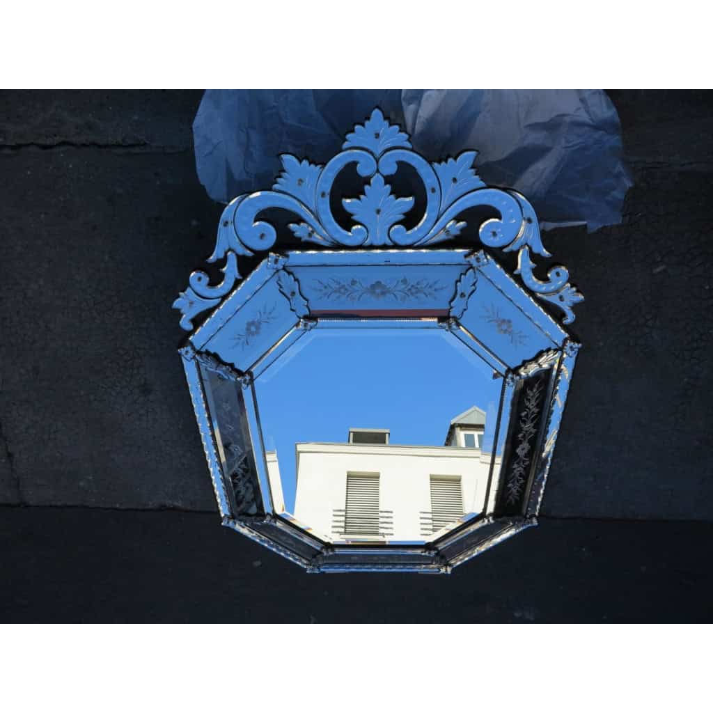 Miroir Venise Octogonal à Fronton avec Fleurs Gravées Miroir Venise Octogonal à Fronton avec Fleurs Gravées