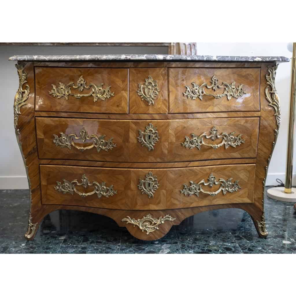 Commode Louis XV, estampillée P. ROUSSEL Commode Louis XV, estampillée P. ROUSSEL