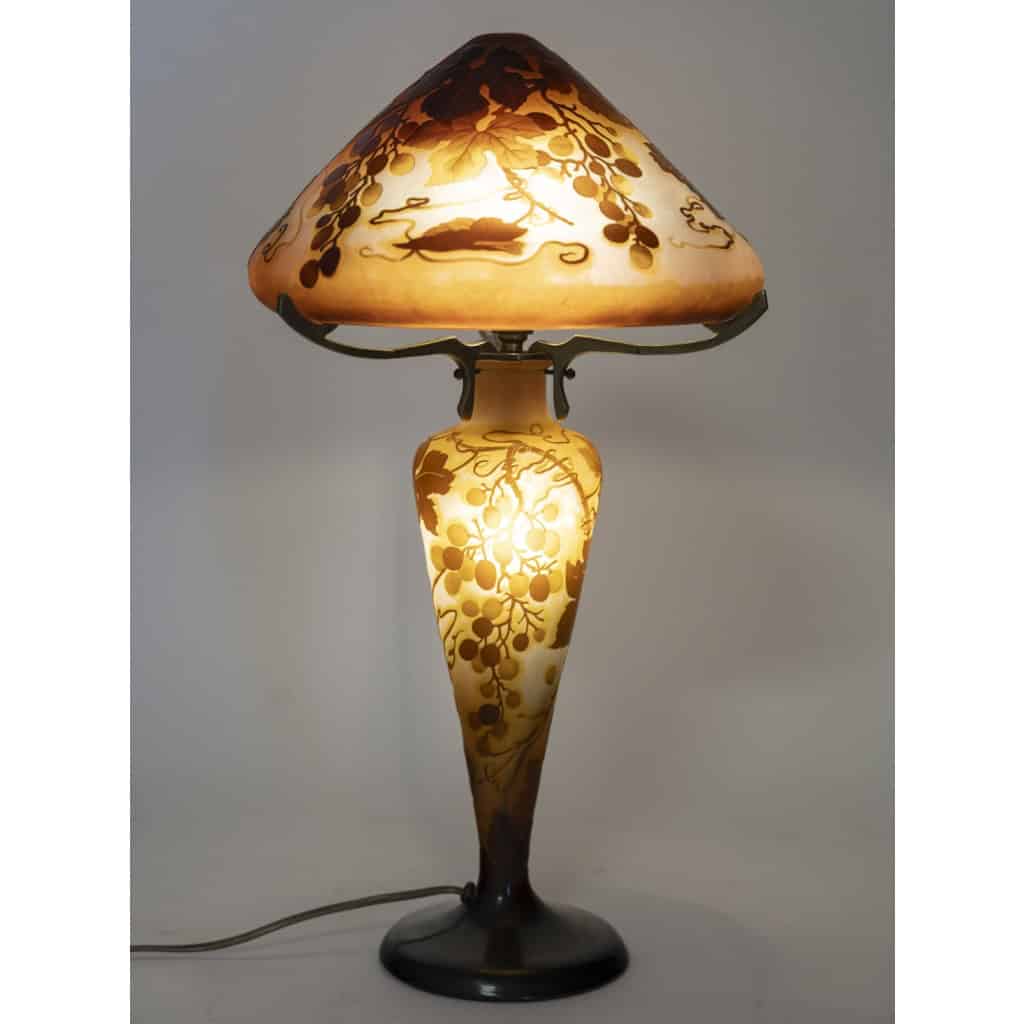 émile Gallé - Grande Lampe Champignon à Décor De Raisins Et Vignes, Pâte De Verre Art Nouveau émile Gallé - Grande Lampe Champignon à Décor De Raisins Et Vignes, Pâte De Verre Art Nouveau