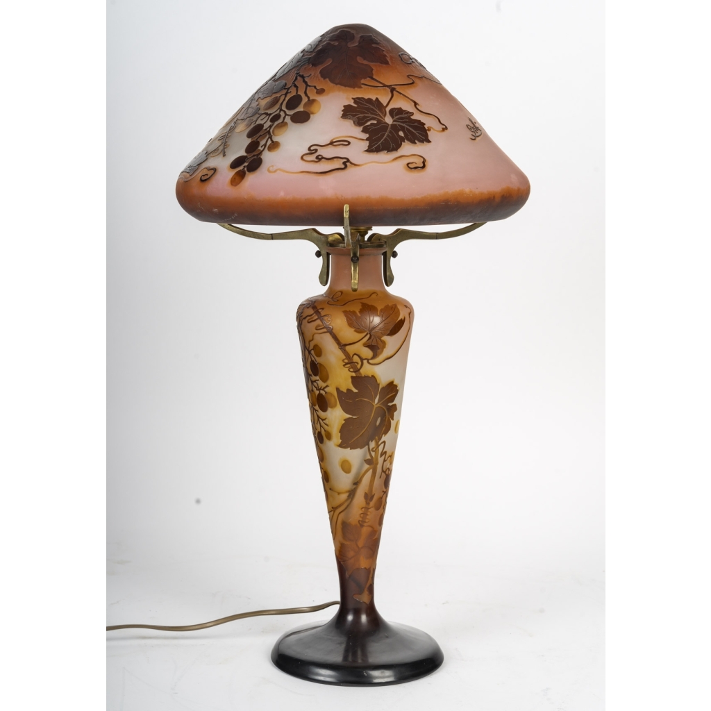 émile Gallé - Grande Lampe Champignon à Décor De Raisins Et Vignes, Pâte De Verre Art Nouveau émile Gallé - Grande Lampe Champignon à Décor De Raisins Et Vignes, Pâte De Verre Art Nouveau