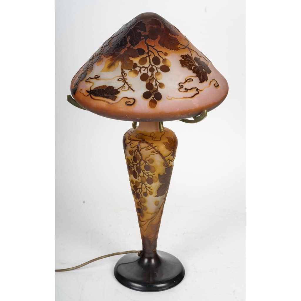 émile Gallé - Grande Lampe Champignon à Décor De Raisins Et Vignes, Pâte De Verre Art Nouveau émile Gallé - Grande Lampe Champignon à Décor De Raisins Et Vignes, Pâte De Verre Art Nouveau