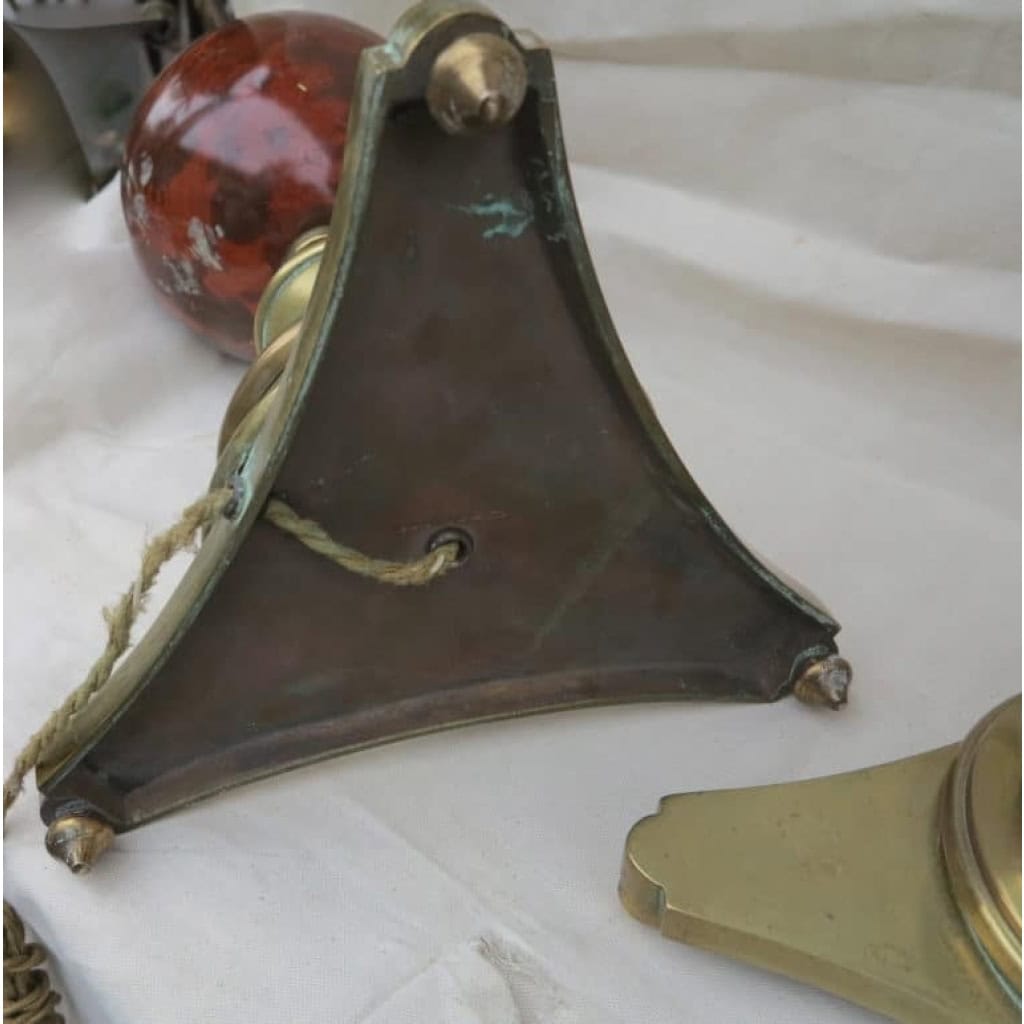 1890′ Paire de Lampes Bronze et Boules en Fer Peint en Faux Marbre Griotte 1890′ Paire de Lampes Bronze et Boules en Fer Peint en Faux Marbre Griotte