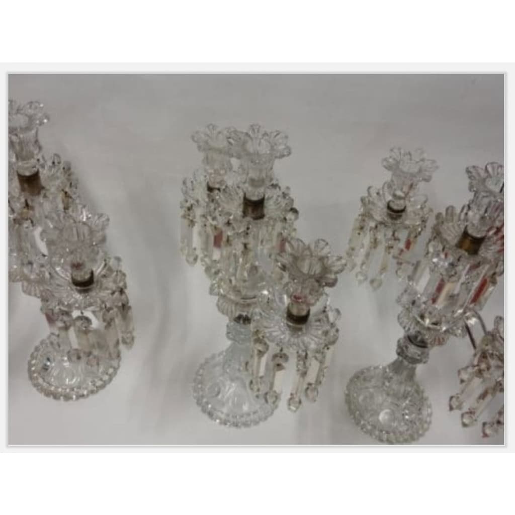 1950′ Série de 4 Chandeliers Avec 2 Branches Socles Perlés Et Signés En Relief BACCARAT 1950′ Série de 4 Chandeliers Avec 2 Branches Socles Perlés Et Signés En Relief BACCARAT