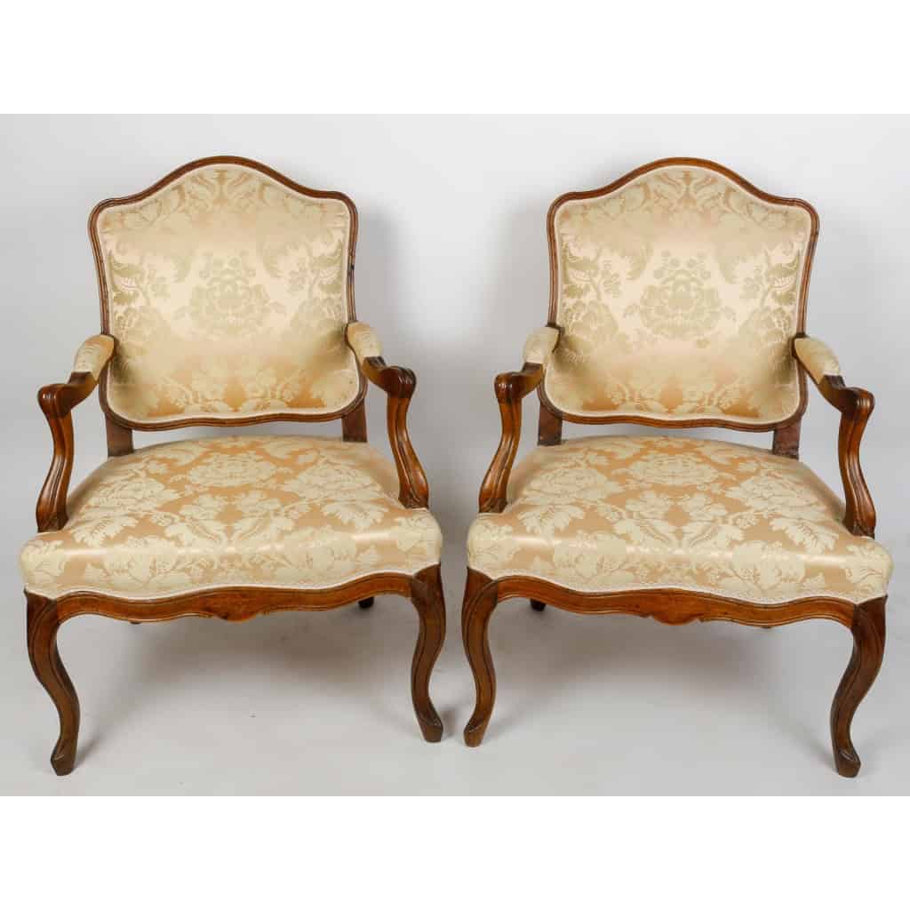 Paire de fauteuils Louis XV à la Reine. Paire de fauteuils Louis XV à la Reine.