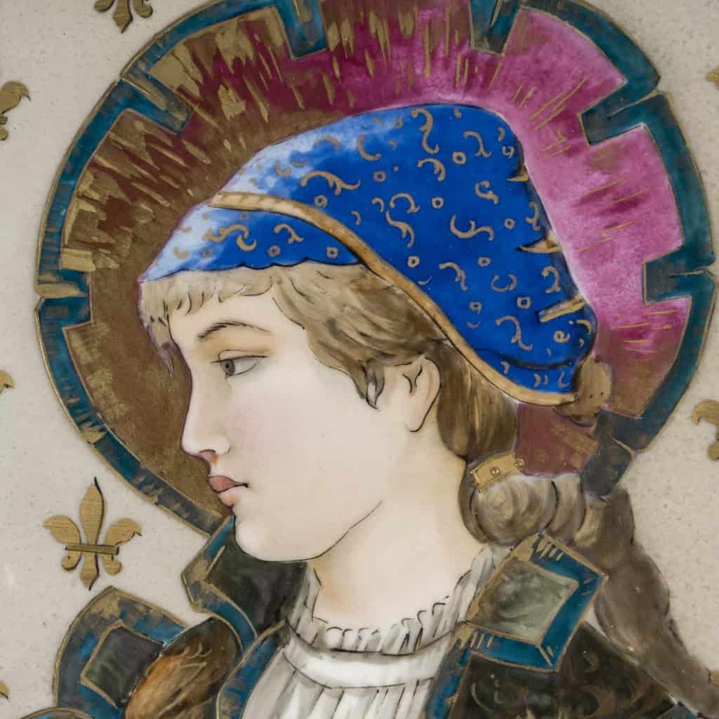 Superbe plat en porcelaine, signé Tressemanes & Vogt, polychrome émaillé figurant une jeune femme de profil dans le médaillon central, Travail français de la fin du XIXe siècle, circa 1882-1907. 