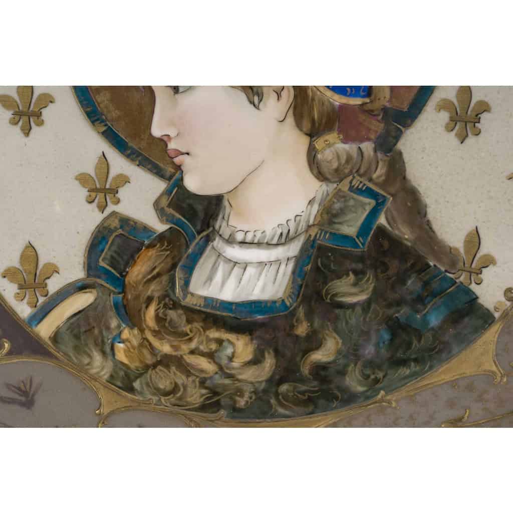 Superbe plat en porcelaine, signé Tressemanes & Vogt, polychrome émaillé figurant une jeune femme de profil dans le médaillon central, Travail français de la fin du XIXe siècle, circa 1882-1907. 