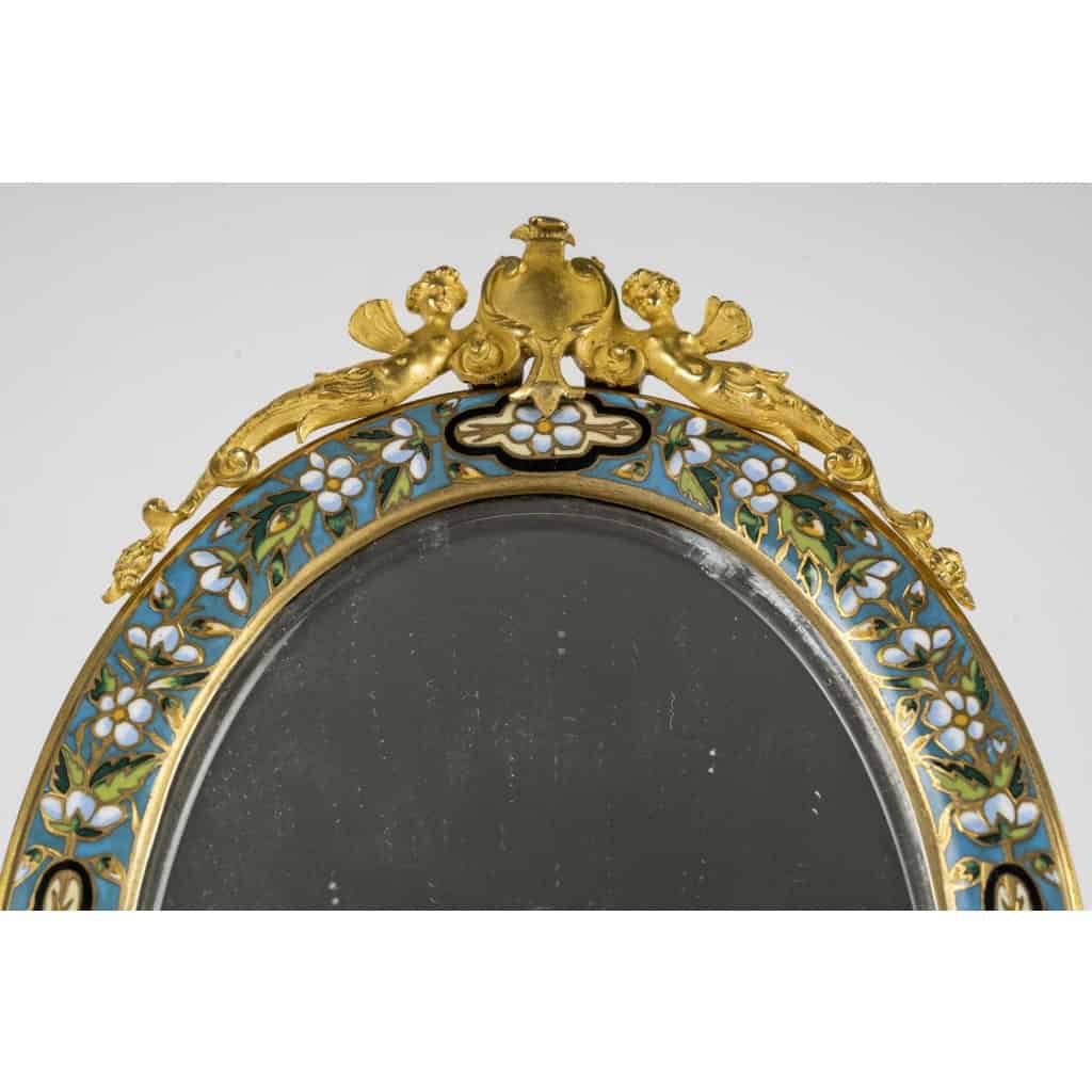 Superbe miroir à poser en bronze à patine dorée à décor émaillé polychrome végétalisant, travail français de la maison Giroux, seconde moitié du XIXe siècle. 