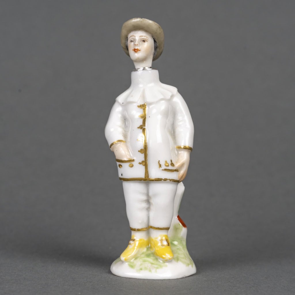 Amusant flacon de parfum en porcelaine anthropomorphe. Travail allemand du XIXe siècle, vers 1860. 