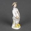 Amusant flacon de parfum en porcelaine anthropomorphe. Travail allemand du XIXe siècle, vers 1860. 