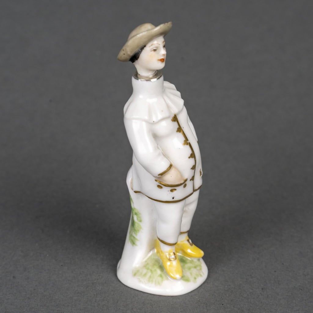 Amusant flacon de parfum en porcelaine anthropomorphe. Travail allemand du XIXe siècle, vers 1860. 