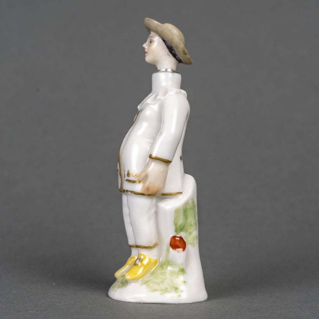 Amusant flacon de parfum en porcelaine anthropomorphe. Travail allemand du XIXe siècle, vers 1860. 