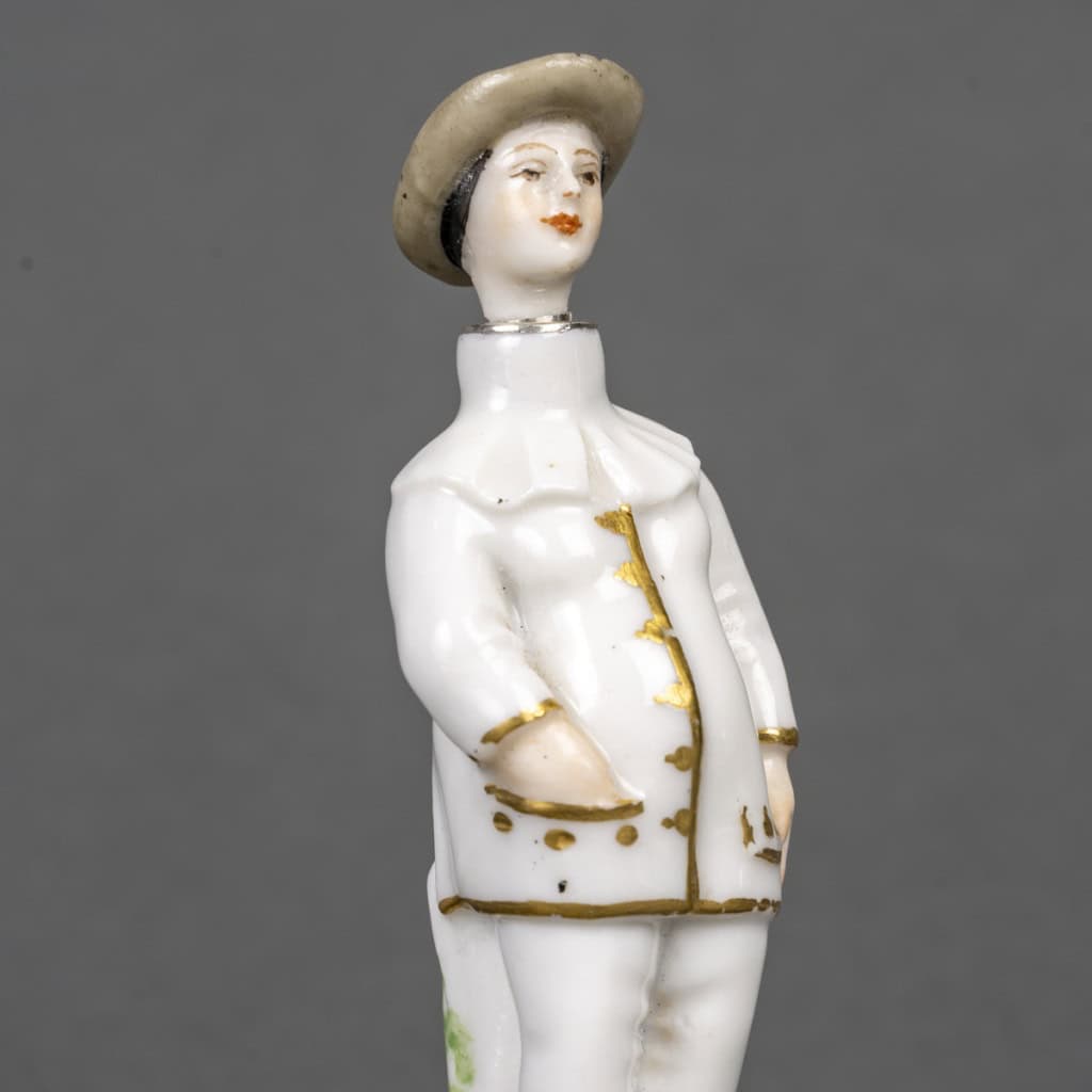 Amusant flacon de parfum en porcelaine anthropomorphe. Travail allemand du XIXe siècle, vers 1860. 