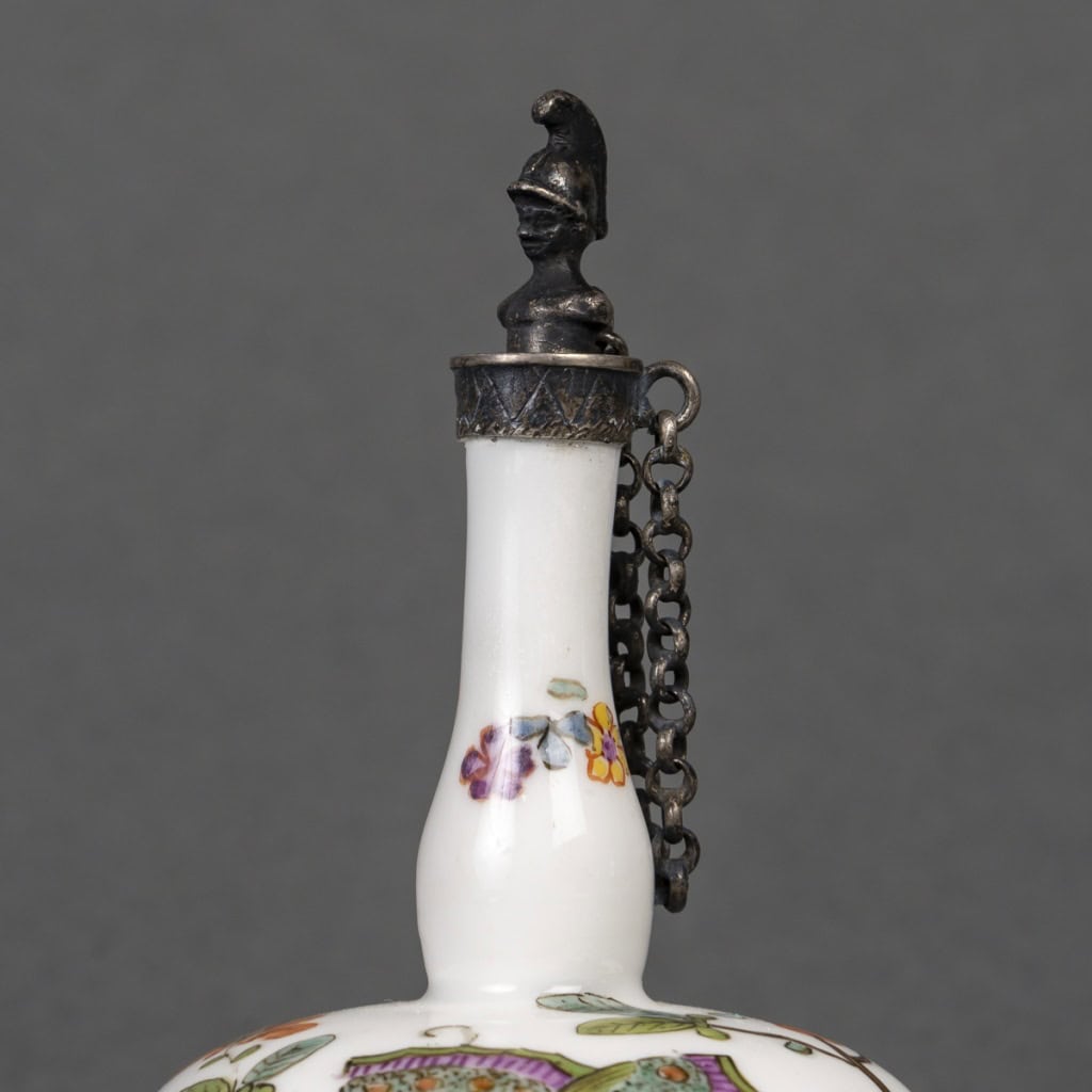 Flacon à parfum miniature en porcelaine à décor sinisant, surmonté d'une figure militaire casquée en guise de bouchon, marque de KHC, XVIIIe siècle, circa 1730 