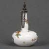 Flacon à parfum miniature en porcelaine à décor sinisant, surmonté d'une figure militaire casquée en guise de bouchon, marque de KHC, XVIIIe siècle, circa 1730 