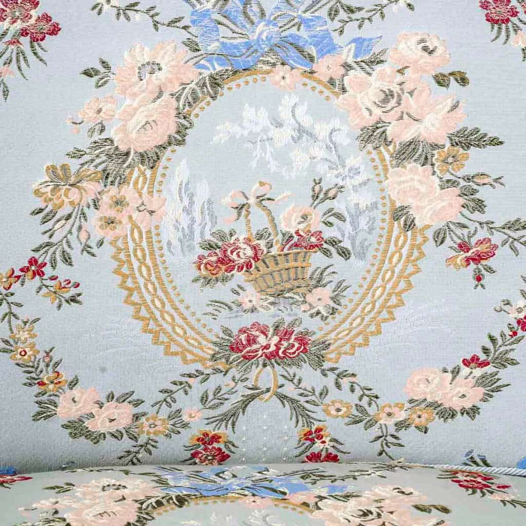 Salon composé d’un canapé et quatre fauteuils d’époque Louis XVI en bois laqué vers 1780 