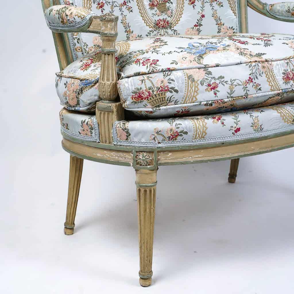 Salon composé d’un canapé et quatre fauteuils d’époque Louis XVI en bois laqué vers 1780 