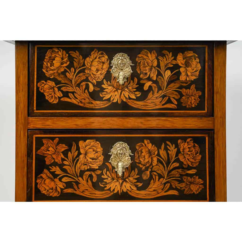 Petit meuble d’entre-deux en marqueterie à décor de fleurs et d’oiseaux époque Louis XIV 