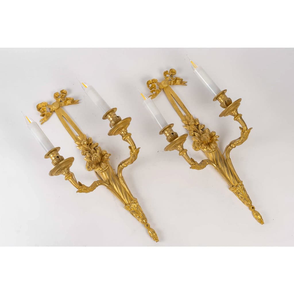 Paire d'appliques aux carquois de style Louis XVI en bronze ciselé et doré vers 1880 