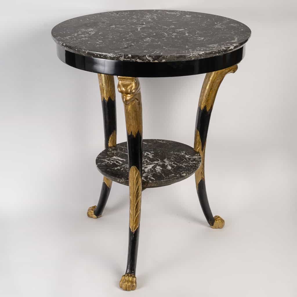 Table circulaire ou guéridon laqué noir à décor de tête d’Aigles époque Consulat (1799-1804) 