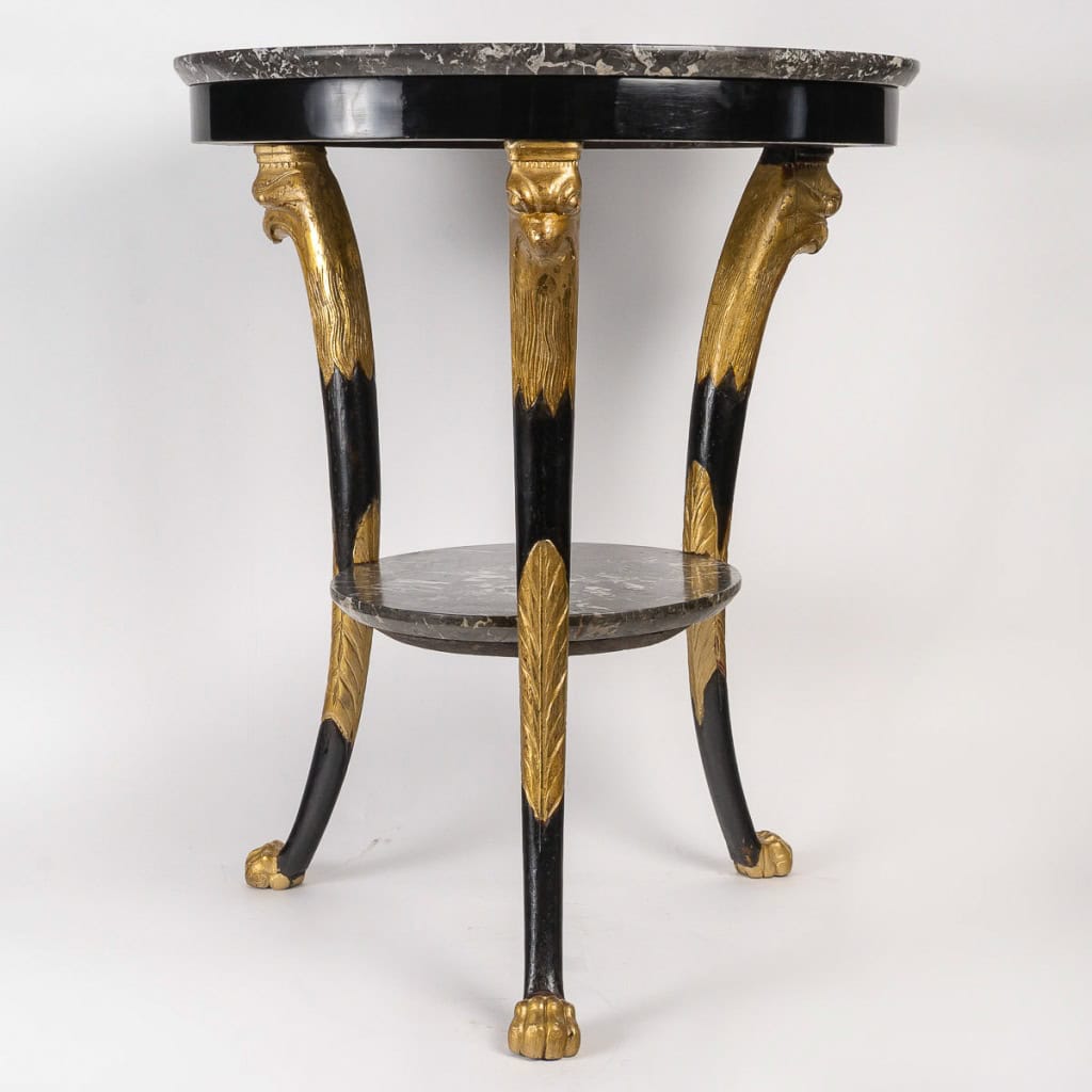 Table circulaire ou guéridon laqué noir à décor de tête d’Aigles époque Consulat (1799-1804) 