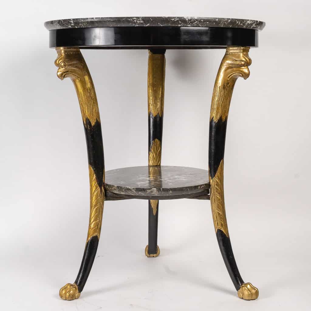 Table circulaire ou guéridon laqué noir à décor de tête d’Aigles époque Consulat (1799-1804) 