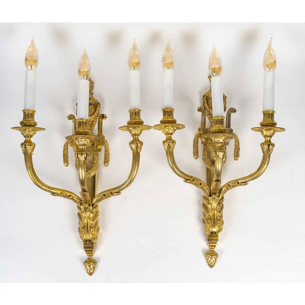 Paire d’appliques à trois bras de lumière en bronze ciselé et doré de style Louis XVI vers 1880 