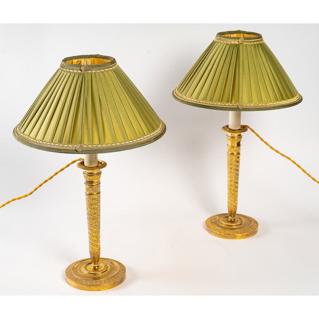 Paire de bougeoirs montés en lampes en bronze ciselé doré à décor de Rais de Cœurs d’époque Directoire vers 1798 